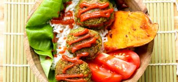 One quick and healthy recipe from The Buddhist Chef! Make the easiest and most delicious baked veggie balls ever, topped with spicy Sriracha sauce. Jean-Philippe came up with this great lunch idea that you can bring at the office. You can even eat this lunch cold when you’re on the go!